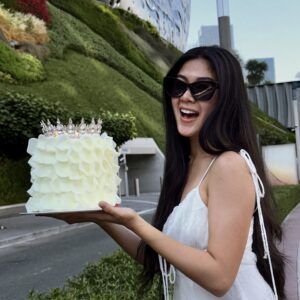 ivory petals crown cake model